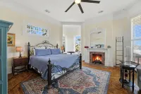 Historic Victorian Mansion, Many Original Features, Great Walkable Area - บังกะโล