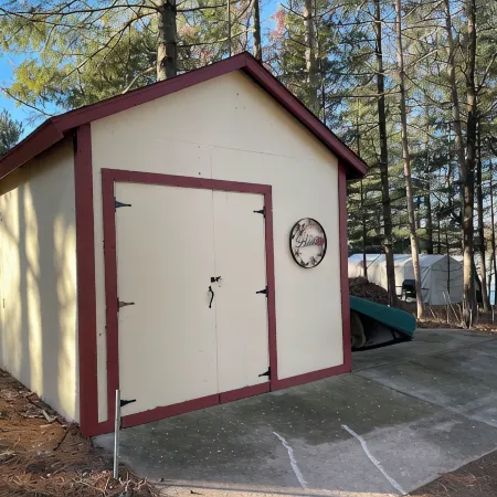 LAKESIDE LOOKOUT: Experience stunning views, Endless Shorline, Family Retreat.