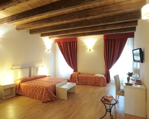 Honey Rooms Ferrara Hôtels à proximité de : Palais Schifanoia