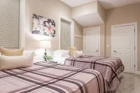 The Wrigleyville VIP- Luxury unit, a block from Wrigley Field, Cubs Fan Favorite - 방갈로