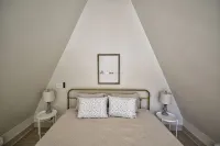 New A-Frame Cabin by Des Moines: Milkweed theme - 3-Star