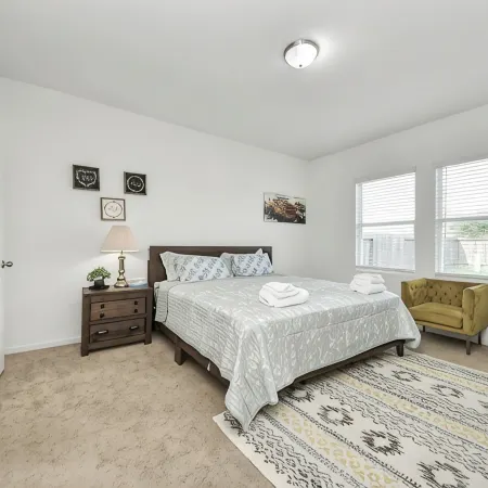 Family-Friendly 4-bedroom Oasis with Fully Equipped Kitchen & Relaxing Vibes.