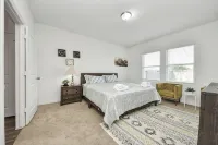 Family-Friendly 4-bedroom Oasis with Fully Equipped Kitchen & Relaxing Vibes.
