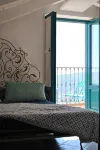 44 Steps Holiday Home - terrace with sea view, equipped kitchen, desk with wifi