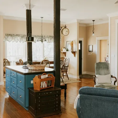 Farm stay with gorgeous view! Come stay at the Bird House on Nutbird Hill Farm.