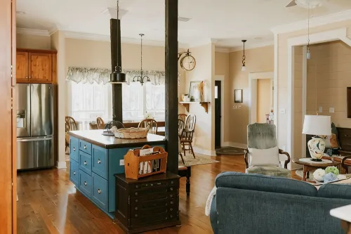 Farm stay with gorgeous view! Come stay at the Bird House on Nutbird Hill Farm. - Boutique