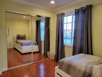 3 bedroom apartment near MrC with patio area 5 minutes to Rodeo Drive, Wi-Fi, TV - Homestays