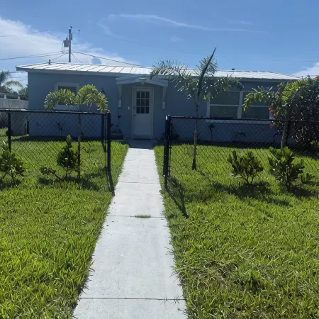 Charming 2-bedroom house with dock, AC, & Wifi. Enjoy kayaking2 min from beach