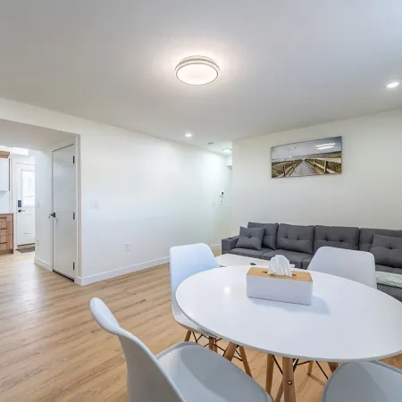 Cozy 2 bedroom suite Отели рядом с достопримечательностью «Железнодорожная станция Southland C»
