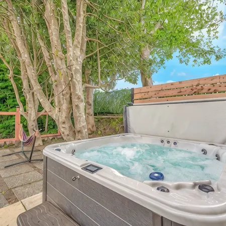 Seaside Riverfront Escape • HotTub • Walk to Beach
