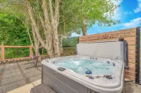 Seaside Riverfront Escape • HotTub • Walk to Beach