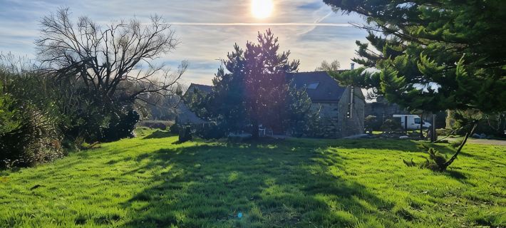 Stone house, 3 bedrooms, sleeps 8, quiet Hameau, near port of Le Fret Отели в г. Крозон
