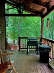 Cozy 2-bedroom cabin in awesome Blairsville with ac and wifi.