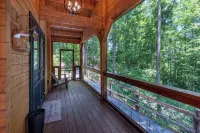Charming Moose Lodge 2-bedroom cabin with WIFI,& Game room in Bryson City