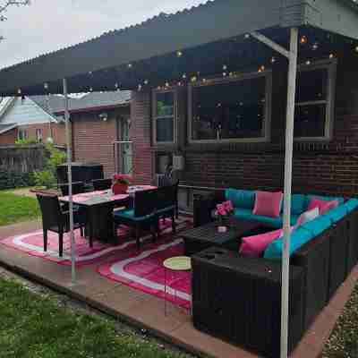 4 Bedroom 2 Bath Pink Palace Hotel Exterior