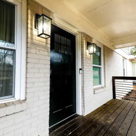 Family sized cozy Atlanta retreat with firepit 5 bedrooms 2 bathrooms
