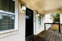 Family sized cozy Atlanta retreat with firepit 5 bedrooms 2 bathrooms