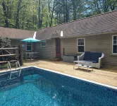 Four Season Woodsy Retreat with Private Pool. Skiing, Hiking, Kayaking - Pool