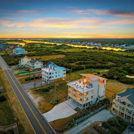 North Topsail Beach / Ocean Views, Hot Tub & Rooftop
