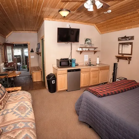 Shaver Lake Village Hotel