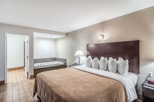 ควอลิตี้ อินน์แอนด์สวีทส์ ใกล้ดาวน์ทาวน์เบเกอร์สฟีลด์ - พร้อมระเบียง