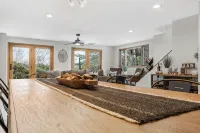 Charming 2-Bedroom Cottage with Game-Room and WiFi in Bolton Landing/Lake George - 4성급