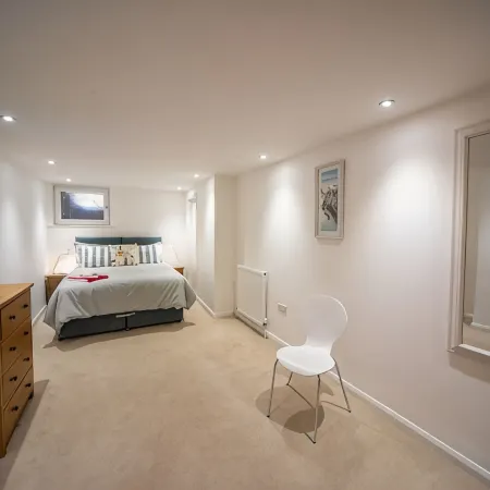 Luxury 3 bed apartment a few minutes walk from beach, harbour and town!