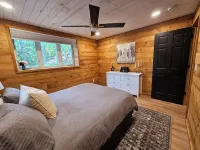 Cabin with hot tub, heated swimming pool and acres of backyard hiking - Chalets