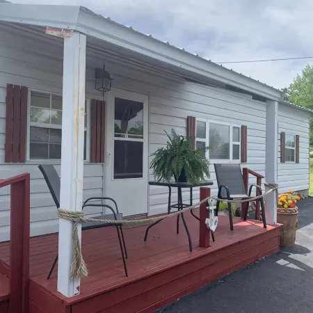 New to VRBO. Lakefront, fishing and swim dock.   Cabin fully equipped very comfy