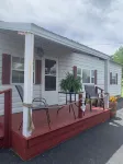 New to VRBO. Lakefront, fishing and swim dock.   Cabin fully equipped very comfy