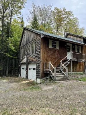 Tranquil cabin in the woods with heated garage. - Homestays
