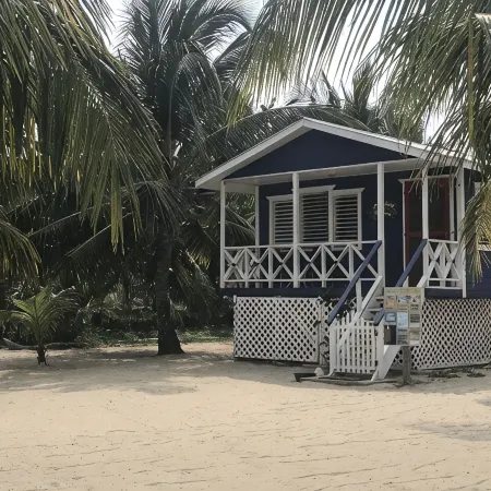 Beach Front Cottage in the heart of Placencia Village
