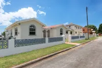 Bring the whole family to this great house with lots of room for fun. Ξενοδοχεία στην πόλη 