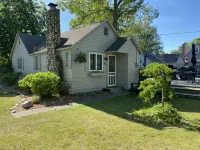 Parkview Cottage #1 - 1/2 block to beach.