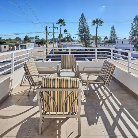 Modern Lux Town Home, 5 Min from Public Beach & Walmart
