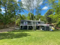 Beautiful lake side lower unit cabin on pelican lake ブリージー・ポイントのホテル