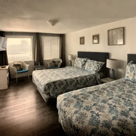 Moments to beach. Two queen beds, full kitchen with essentials. Dog friendly.