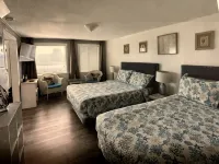 Moments to beach. Two queen beds, full kitchen with essentials. Dog friendly. - Wi-Fi
