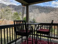 Cozy Maggie Valley Cabin near Cataloochee Ski Area, withhot tub. Bikers Welcome - Chalets