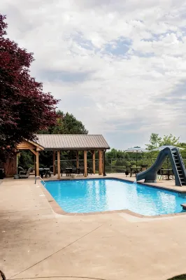 Cozy cottage with pool, hot tub, WiFi, & AC on a peaceful farm in Tunnel Hill - Swimmingpools