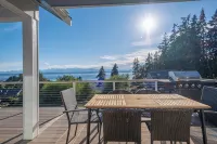 Water & Mountain Views: Escape to Whidbey Island! - Bergblick