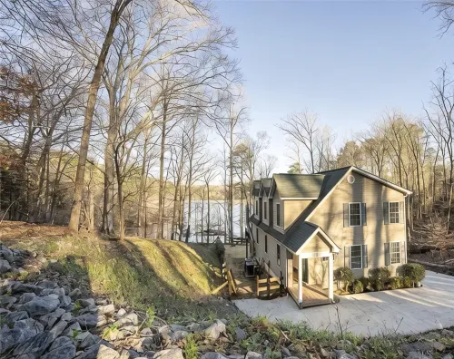 NEW!Lakefront retreat with huge dock, private cove. Perfect for Clemson Football - 4-Star