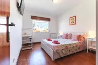Charming Guesthouse - Sónias Houses - parking