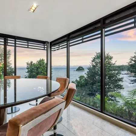 Oceanview Penthouse Suite & Beach Access