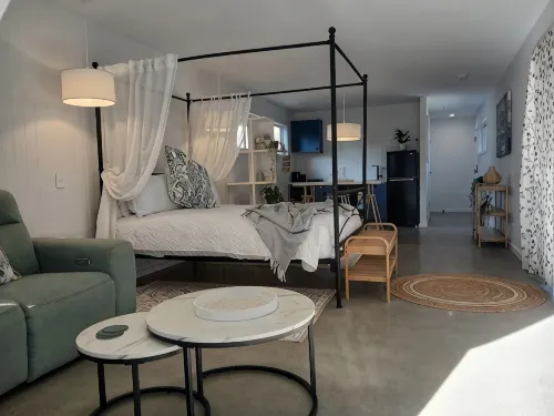 Paradise Palms Bungalow - New Private Studio with easy stroll to surf n sand - 4성급