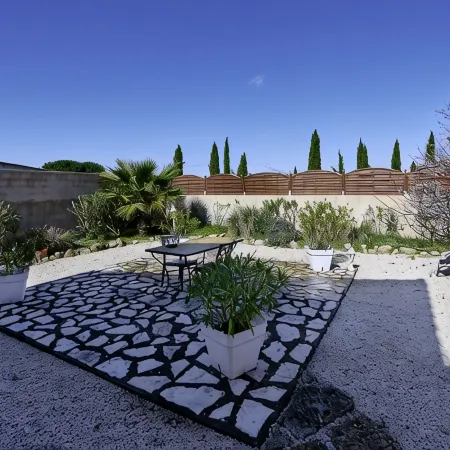 Small paradise near Arles in Provence, big terrace and pool