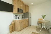 Unique stay in a modern grain bin home 2 miles from the famous hot pools!