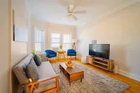Stylish and Comfy Retreat 10 Minutes from Wrigley - Bungalows