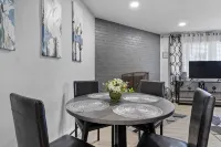 Beautiful remodeled 2 bedroom, walking distance from Downtown with AC