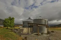 Unique stay in a modern grain bin home 2 miles from the famous hot pools!